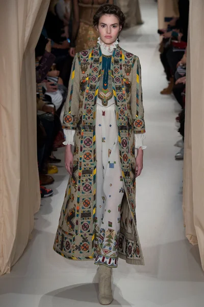 Look 16